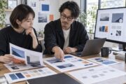 ホームページ制作の打ち合わせで、参考サイトと構成案を見ながらデザインを確認する様子