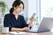 自分のサイトをスマートフォンとノートパソコンで確認する架空の女性の写真風イメージ