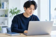 ノートパソコンでサイトの準備を考える、架空のWeb制作者の写真風イメージ